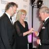 Joanna Lumley et Hugh Dennis, le prince Charles, prince de Galles - Le prince Charles, prince de Galles assiste au dîner de gala "Prince's Trust Invest in Futures" à Londres le 4 février 2016.  Kylie Minogue and Prince Charles, Prince of Wales attend a pre-dinner reception for the Prince's Trust Invest in Futures Gala Dinner at The Old Billingsgate on February 4, 2016 in London, England. The dinner saw the financial community come together to raise vital funds for the youth charity which helps disadvantaged children turn their lives around04/02/2016 - Londres