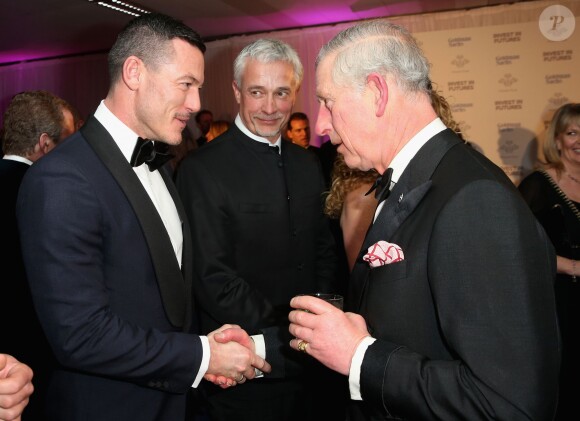 Luke Evans et le prince Charles, prince de Galles - Le prince Charles, prince de Galles assiste au dîner de gala "Prince's Trust Invest in Futures" à Londres le 4 février 2016.  Kylie Minogue and Prince Charles, Prince of Wales attend a pre-dinner reception for the Prince's Trust Invest in Futures Gala Dinner at The Old Billingsgate on February 4, 2016 in London, England. The dinner saw the financial community come together to raise vital funds for the youth charity which helps disadvantaged children turn their lives around04/02/2016 - Londres
