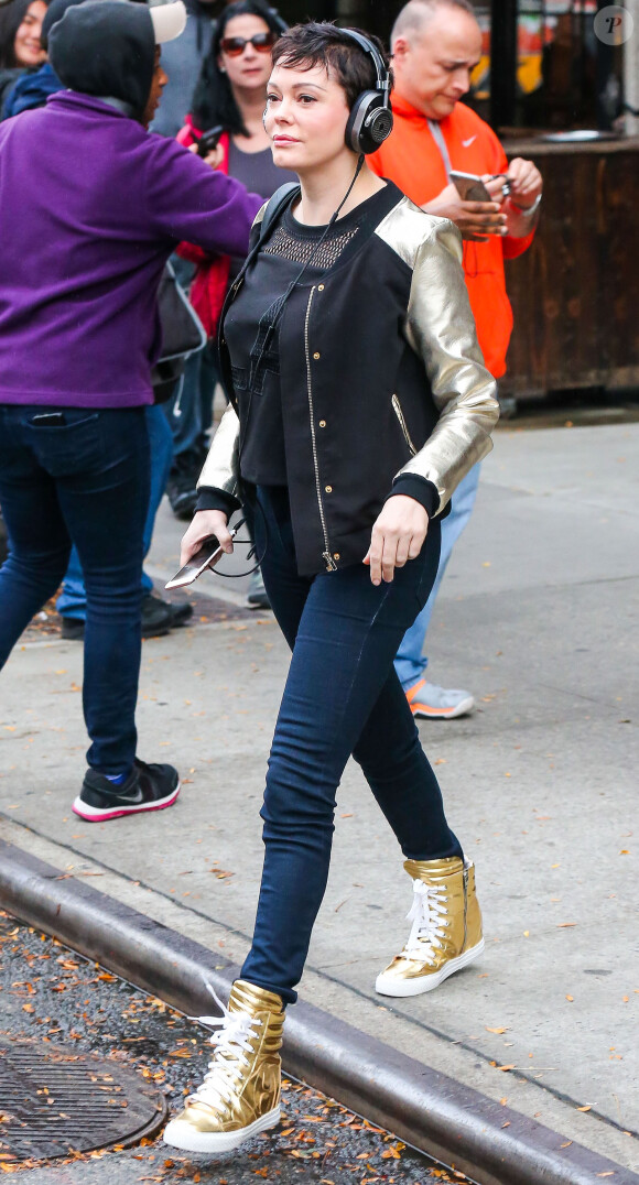 Rose McGowan, toute de doré vêtue, sort de l'hôtel Bowery avec son casque audio sur la tête à New York. Le 5 novembre 2015
