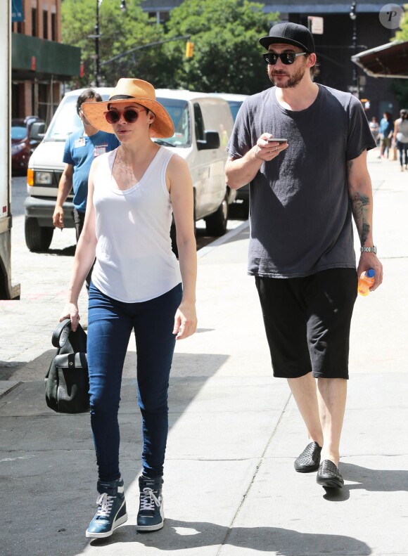 Rose McGowan et son mari Davey Detail se promènent à New York, le 10 août 2015.