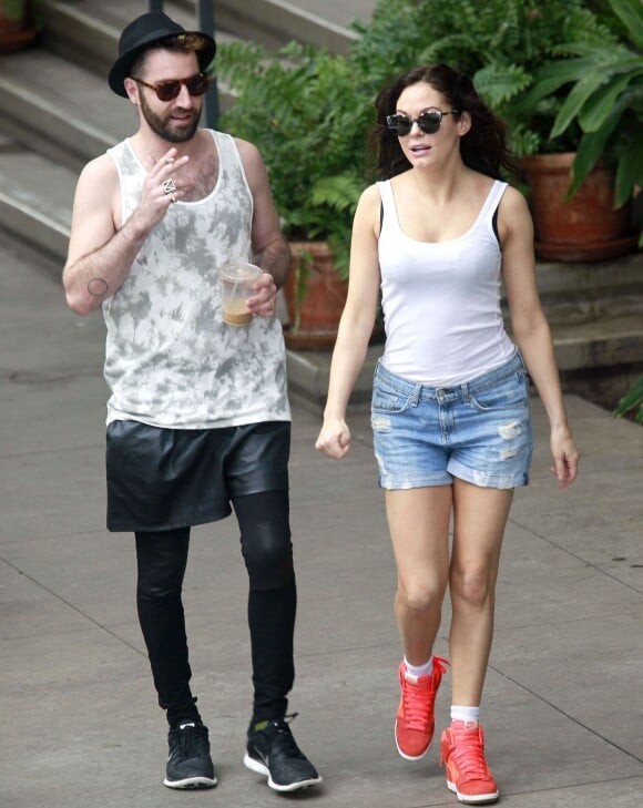 Exclusif - Rose McGowan et son compagnon Davey Detail se promènent à Hawaii le 8 février 2014.