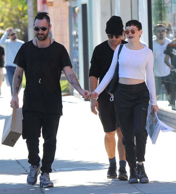 Rose McGowan et son mari Davey Detail font du shopping avec des amis à West Hollywood, le 17 janvier 2015.