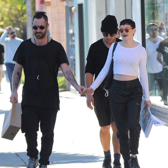 Rose McGowan et son mari Davey Detail font du shopping avec des amis à West Hollywood, le 17 janvier 2015.