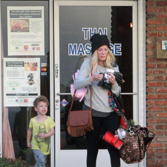 Exclusif - Tori Spelling se rend dans un salon de massage thaïlandais et emmène ses enfants Finn et Hattie avec elle à Encino, le 8 janvier 2016.