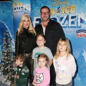 Finn McDermott, sa femme Tori Spelling et leurs enfants Liam McDermott, Dean McDermott, Hattie McDermott, Stella McDermott lors de première de "Frozen" de Disney On Ice à Los Angeles, le 10 décembre 2015.