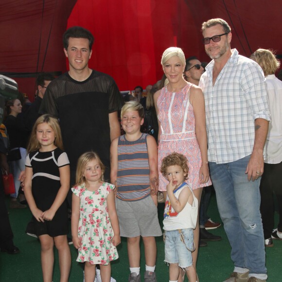 Jack Montgomery McDermott, Tori Spelling, Dean McDermott et leurs enfants Stella Doreen, Finn Davey, Hattie Margaret et Liam Aaron McDermott - Première du film "Snoopy et les Peanuts" à Westwood. Le 1er novembre 2015