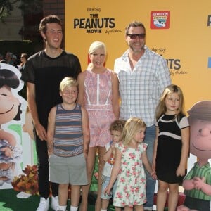 Jack Montgomery McDermott, Tori Spelling, Dean McDermott et leurs enfants Stella Doreen, Finn Davey, Hattie Margaret et Liam Aaron McDermott - Première du film "Snoopy et les Peanuts" à Westwood. Le 1er novembre 2015