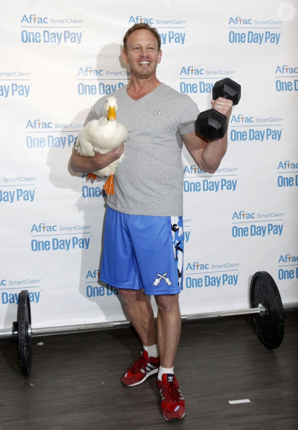 Ian Ziering pose avec le canard de la compagnie d'assurances Aflac à la soirée d’inauguration de 'Duck Hits The Gym' à New York. Aflac est une entreprise américaine basée à Columbus, en Géorgie, et qui vend des assurances vie et des complémentaires santé aux États-Unis et au Japon. Le 3 décembre 2015
