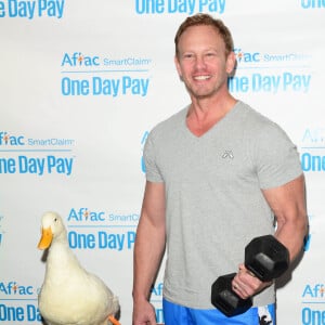 Ian Ziering pose avec le canard de la compagnie d'assurances Aflac à la soirée d’inauguration de 'Duck Hits The Gym' à New York. Aflac est une entreprise américaine basée à Columbus, en Géorgie, et qui vend des assurances vie et des complémentaires santé aux États-Unis et au Japon. Le 3 décembre 2015