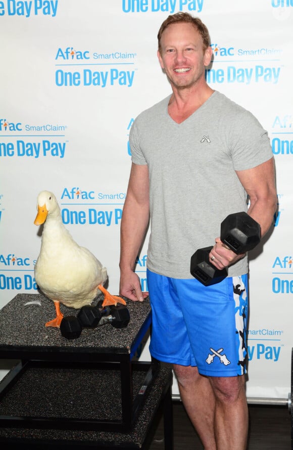 Ian Ziering pose avec le canard de la compagnie d'assurances Aflac à la soirée d’inauguration de 'Duck Hits The Gym' à New York. Aflac est une entreprise américaine basée à Columbus, en Géorgie, et qui vend des assurances vie et des complémentaires santé aux États-Unis et au Japon. Le 3 décembre 2015