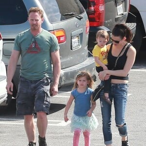 Exclusif - Ian Ziering fait du shopping avec sa femme Erin Ludwig et ses filles Mia et Penna Hollywood, le 14 mars 2015