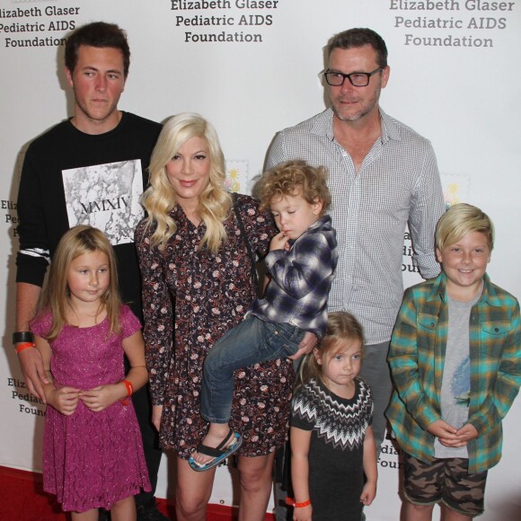 Jack Montgomery McDermott, Tori Spelling, Dean McDermott et leurs enfants Stella Doreen, Finn Davey, Hattie Margaret et Liam Aaron McDermott - People à la 26ème soirée caritative «The Elizabeth Glaser Pediatric AIDS» à Los Angeles. Le 25 octobre 2015