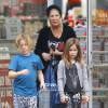 Exclusif - Tori Spelling emmène ses enfants Liam et Stella faire du shopping chez Skechers à Encino, le 1er mars 2015.
