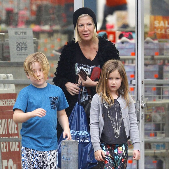 Exclusif - Tori Spelling emmène ses enfants Liam et Stella faire du shopping chez Skechers à Encino, le 1er mars 2015.