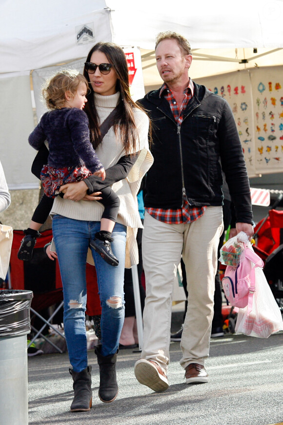 Ian Ziering et sa femme Erin ainsi que leurs deux filles Mia et Penna dans les rues de Studio City, Los Angeles, le 17 janvier 2016