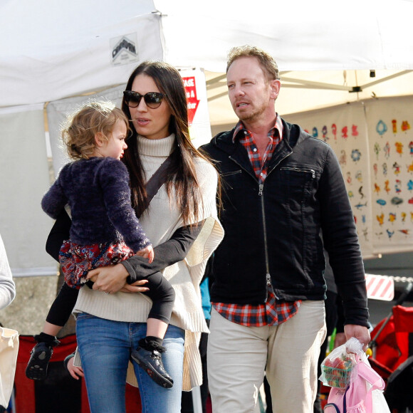 Ian Ziering et sa femme Erin ainsi que leurs deux filles Mia et Penna dans les rues de Studio City, Los Angeles, le 17 janvier 2016