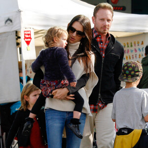 Ian Ziering et sa femme Erin ainsi que leurs deux filles Mia et Penna dans les rues de Studio City, Los Angeles, le 17 janvier 2016