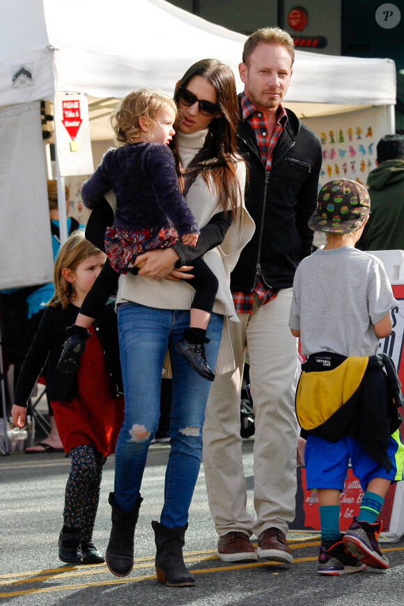 Ian Ziering et sa femme Erin ainsi que leurs deux filles Mia et Penna dans les rues de Studio City, Los Angeles, le 17 janvier 2016