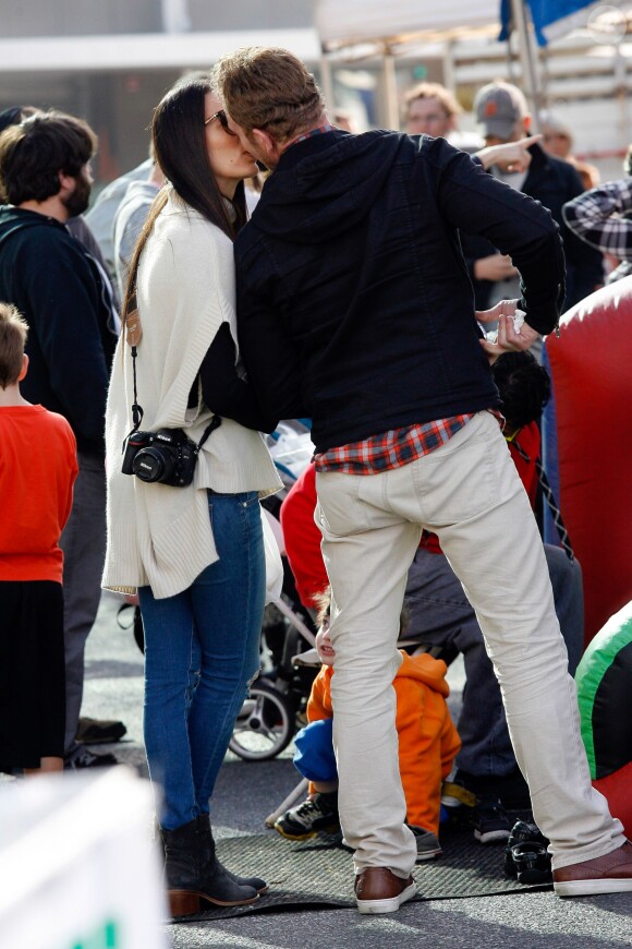 Ian Ziering et sa femme Erin ainsi que leurs deux filles Mia et Penna dans les rues de Studio City, Los Angeles, le 17 janvier 2016