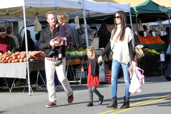 Ian Ziering et sa femme Erin ainsi que leurs deux filles Mia et Penna dans les rues de Studio City, Los Angeles, le 17 janvier 2016