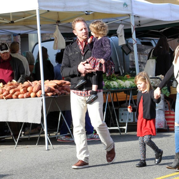 Ian Ziering et sa femme Erin ainsi que leurs deux filles Mia et Penna dans les rues de Studio City, Los Angeles, le 17 janvier 2016