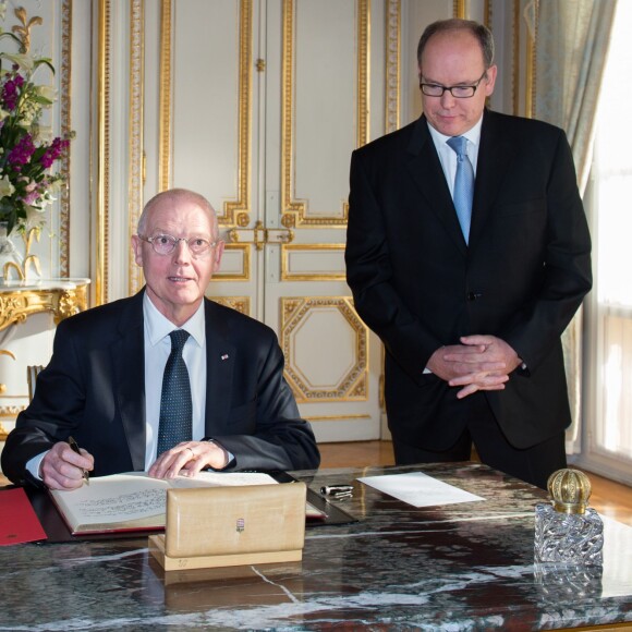 Le prince Albert II de Monaco et son nouveau ministre d'Etat, Serge Telle, le 1er février 2016 au palais lors de la prestation de serment et la remise de la feuille de route politique. © Eric Mathon / Palais princier / BestImage