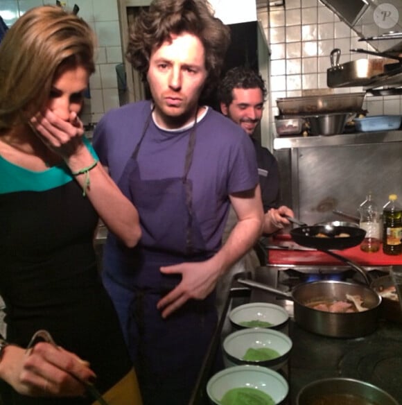 Alexandra Rosenfeld et Jean Imbert en cuisine à L'Acajou le jour de la Saint-Valentin en février 2014