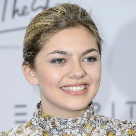 Louane Emera chante au défilé de la marque "Fashion ID" pendant la fashion week de Berlin le 23 janvier 2016.