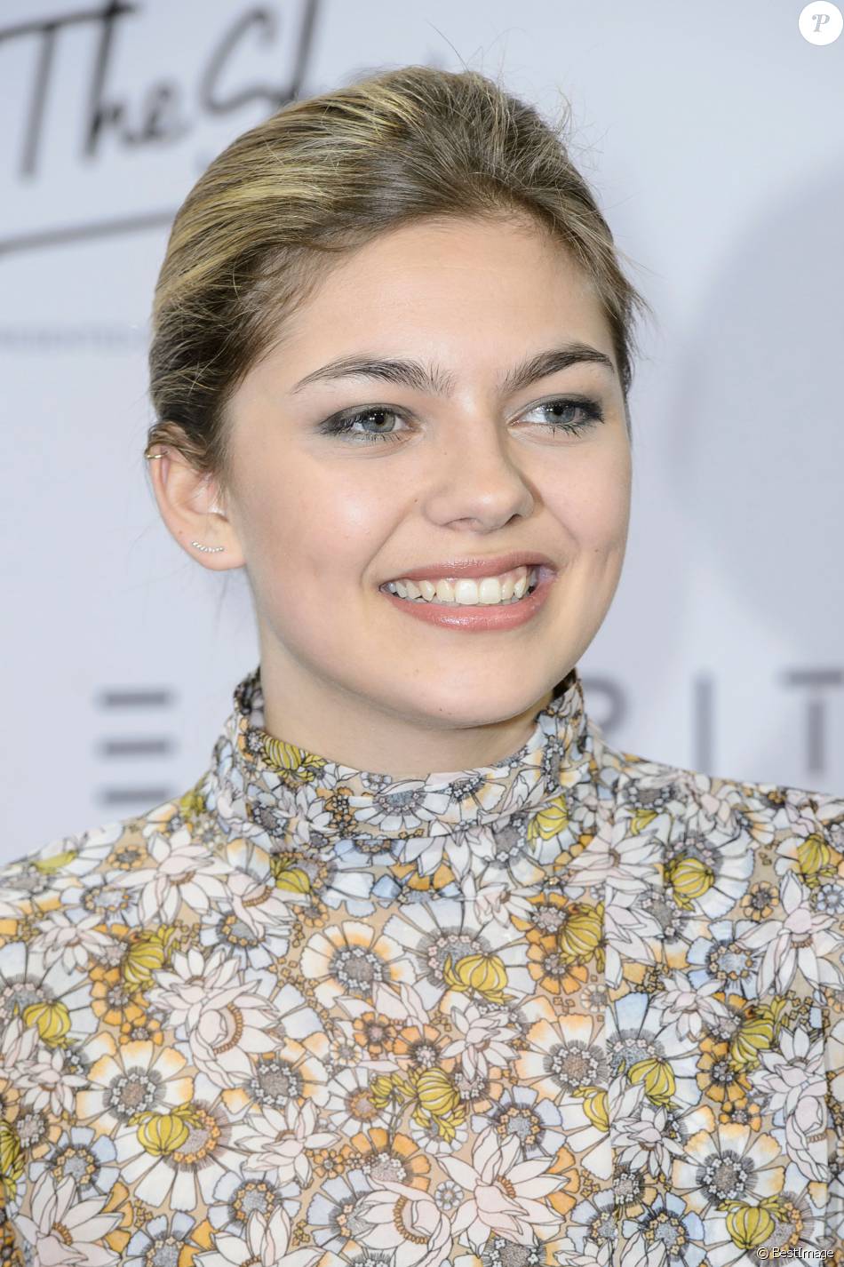 Louane Emera chante au défilé de la marque Fashion ID ...