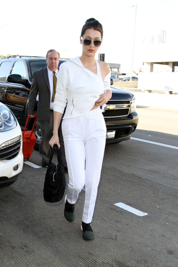 Bella Hadid arrive à l'aéroport de LAX à Los Angeles, le 8 février 2016.