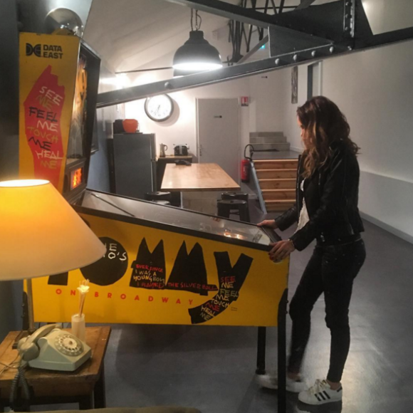 Nabilla et Thomas Vergara : Leur nouveau loft, à Paris. Nabilla joue au flipper !