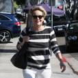 Sharon Stone, très souriante, se promène dans les rues de Los Angeles, le 13 février 2016