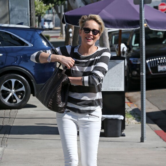 Sharon Stone, très souriante, se promène dans les rues de Los Angeles, le 13 février 2016
