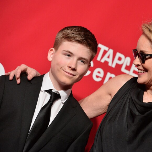 Roan Bronstein et sa mère Sharon Stone lors de la soirée MusiCares Person of the Year honoring Lionel Richie au Los Angeles Convention Center le 13 février 2016.