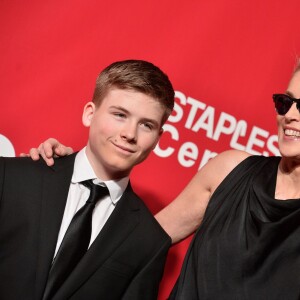 Roan Bronstein et sa mère Sharon Stone lors de la soirée MusiCares Person of the Year honoring Lionel Richie au Los Angeles Convention Center le 13 février 2016.
