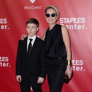 Roan Bronstein et sa mère Sharon Stone lors de la soirée MusiCares Person of the Year honoring Lionel Richie au Los Angeles Convention Center le 13 février 2016.