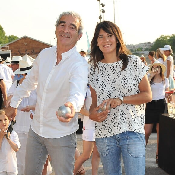 Raymond Domenech et sa compagne Estelle Denis - 3e trophée de la Pétanque Gastronomique au profit de l'Etoile de Martin (association qui soutient la recherche sur les cancers pédiatriques) à Paris le 2 juillet 2015.