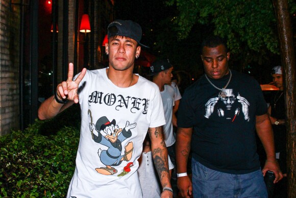 Neymar à la sortie d'une boite de nuit de Sao Paulo, le 25 juillet 2015