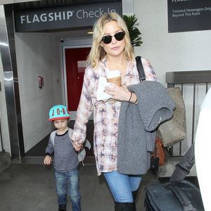 Kate Hudson et son fils Bingham à l'aéroport de Los Angeles le 28 janvier 2016.  Please hide children's face prior to the publication - Kate Hudson is seen arriving at LAX airport with her young son Bingham Hawn Bellamy - 28 January 2016.28/01/2016 - LA