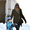 Exclusif - Kate Hudson et son fils Bingham jouent avec la neige fraichement tombée à New York le 25 janvier 2016. Merci de masquer le visage des enfants à la parution 25/01/2016 - New York