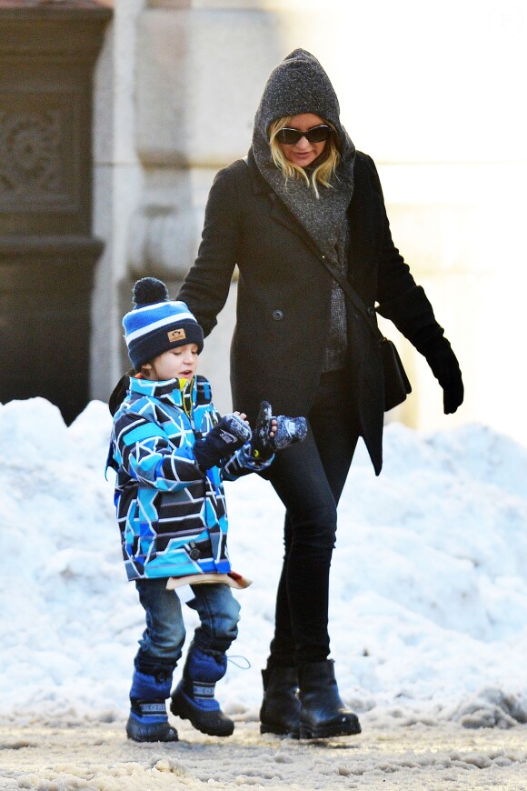 Exclusif - Kate Hudson et son fils Bingham jouent avec la neige fraichement tombée à New York le 25 janvier 2016. Merci de masquer le visage des enfants à la parution 25/01/2016 - New York