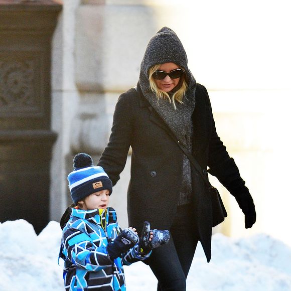 Exclusif - Kate Hudson et son fils Bingham jouent avec la neige fraichement tombée à New York le 25 janvier 2016. Merci de masquer le visage des enfants à la parution 25/01/2016 - New York