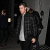 Nick Jonas déguste un café à emporter avec un ami dans les rues de West Hollywood, le 11 février 2016 Singer Nick Jonas stops for coffee while out and about with a friend in West Hollywood, California on February 11, 2016.11/02/2016 - West Hollywood