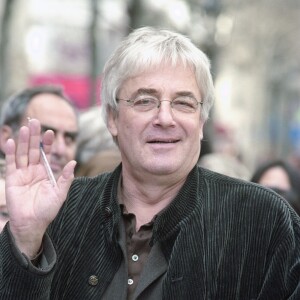 Andrzej Żuławski à Paris, sur les Champs-Elysées, le 30 mars 2001.