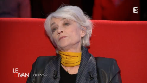 Françoise Hardy évoque l'homosexualité de son père dans "Le Divan". Mardi 16 février 2016, sur France 3.