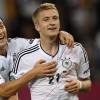 Marco Reus félicité par Mesut Özil lors du quart de finale de l'Euro 2000 entre l'Allemagne et la Grèce le 22 juin 2012