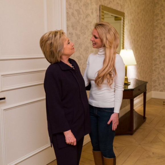 Britney Spears rencontre Hillary Clinton à Las Vegas, le jeudi 18 février 2016.