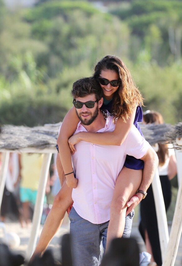 L'actrice Nina Dobrev et son nouveau compagnon Austin Stowell s'embrassent passionnément sur la plage à Saint-Tropez le 24 juillet 2015.