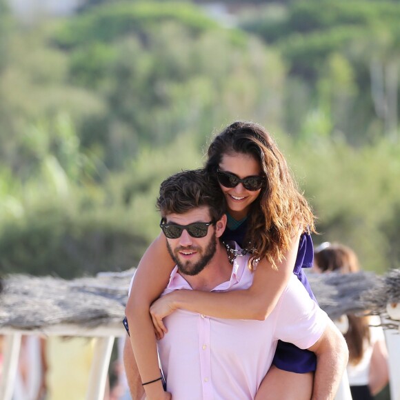 L'actrice Nina Dobrev et son nouveau compagnon Austin Stowell s'embrassent passionnément sur la plage à Saint-Tropez le 24 juillet 2015.