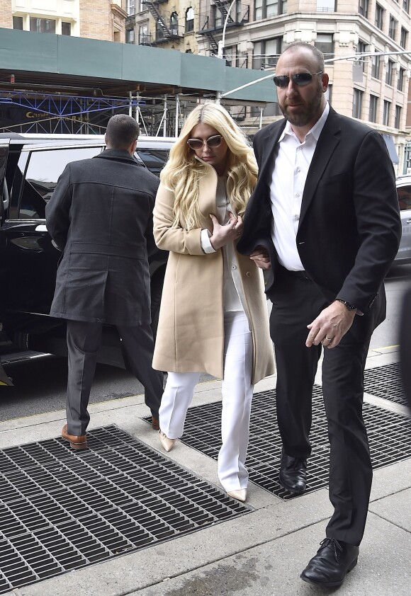 La chanteuse Kesha quitte la court de New York après la décision de juge dans son procès contre Sony, le 19 février 2016. Le juge ne lui permet pas de travailler avec une autre maison de disque que Sony.